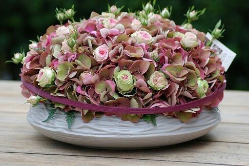 Zomers bloemstuk met zonnebloemen en grassoorten