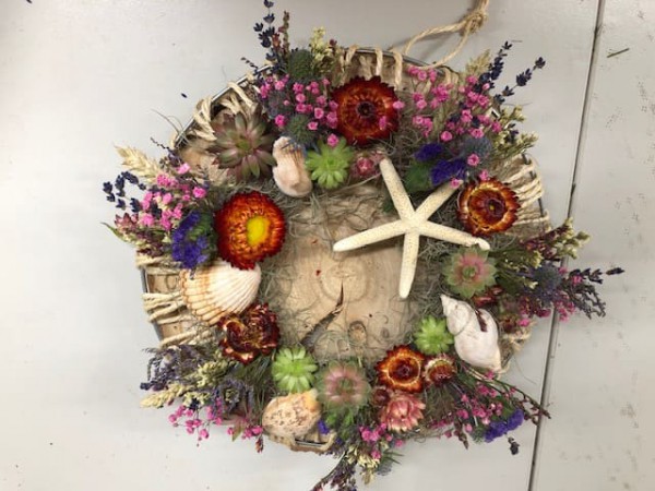 30. Zomerse krans met vetplanten, schelpen en bloemen