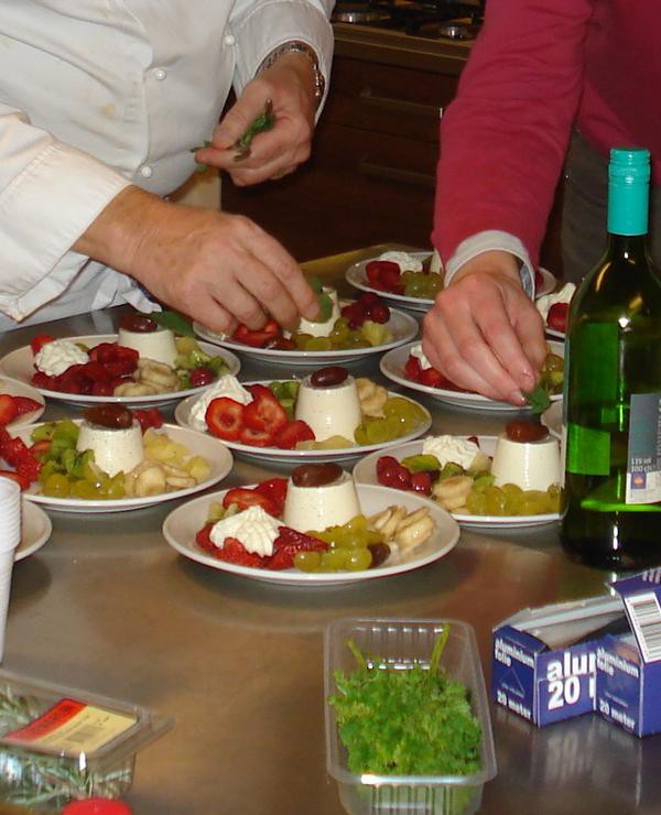 De mannen koken (en de partners schuiven aan)
